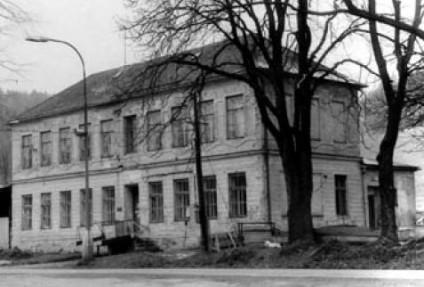Škola čp.122, postavena v r. 1905, později dílna přidružené výroby JZD